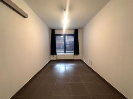 LICHTRIJK GELIJKVLOERS APPARTEMENT MET 2 SLAAPKAMERS EN RUIM TERRAS - Foto 5