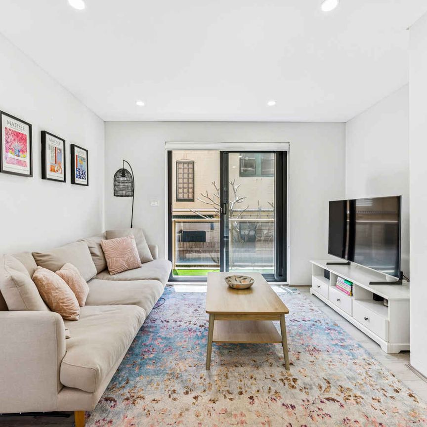 Modern 3 Bedroom Apartment in Ideal Bondi Beach Position with LUG - Photo 1