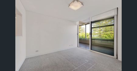 Ocean-view elegance with house-like proportions, just footsteps from Newport Beach - Photo 2