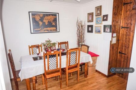 3 bedroom semi-detached house to rent - Photo 3