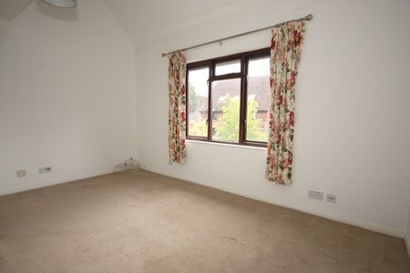 Tintagel Way, Woking - Photo 3