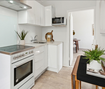 Newly renovated one bedroom flat with parking - Photo 3