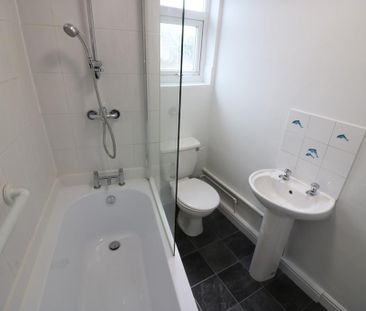 2 bedroom end of terrace house to rent - Photo 3