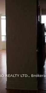 Burnhamthorpe / Duke of York Luxury 2Bdrm +Den Corner Unit Lrg Kitche - Photo 4