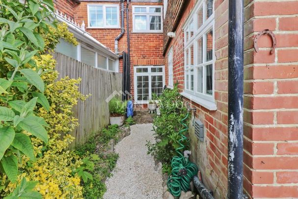 3 bedroom terraced house to rent - Photo 1