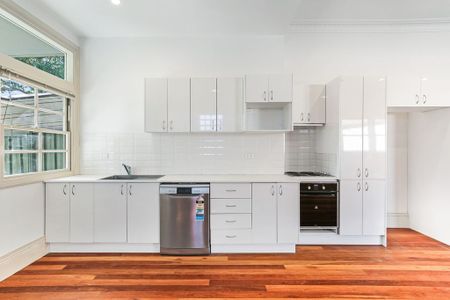 Modern and Stylish Home in Vibrant Marrickville - A Cozy Living Space Awaits! - Photo 5