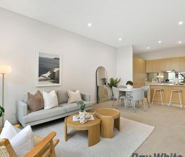 Townhouse-Style Apartment With Courtyard - Photo 1