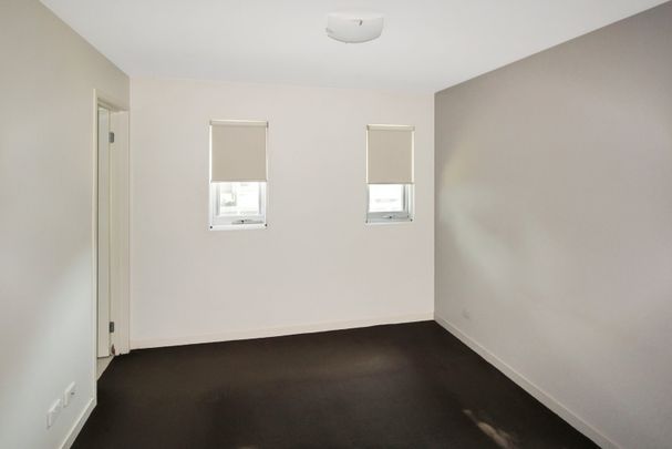 Oversized 2 bedroom apartment with own street entrance - Photo 1