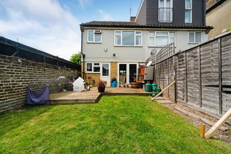 3 bedroom semi-detached house to rent - Photo 5