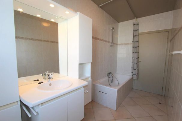 MOOI GELIJKVLOERS APPARTEMENT MET GROOT TERRAS + GARAGE - Photo 1