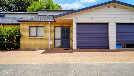 Spacious Three Bedroom in Birkdale - Photo 2