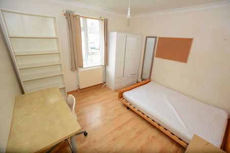 4 bedroom semi-detached house to rent - Photo 2