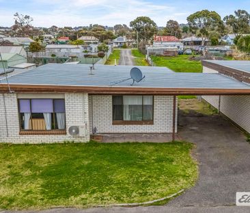 Well presented 2 Bedroom unit. - Photo 4