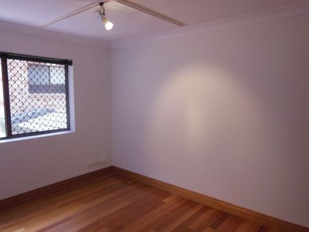 Easy stroll to West End shops and restaurants - Photo 5