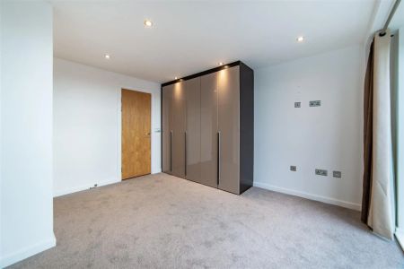 2 bed penthouse to rent in Waterloo Square, City Centre, NE1 - Photo 4