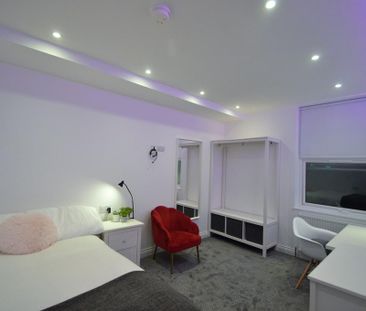 8 bedroom terraced house to rent - Photo 2