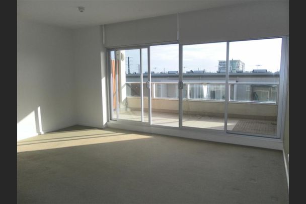 Modern Apartment in the Heart of New Port - Photo 1