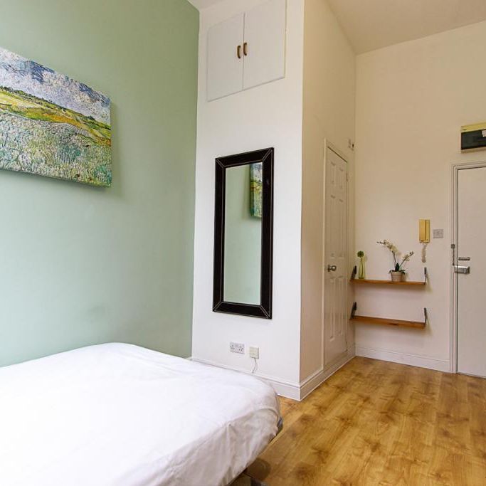 Flat 04 West Cromwell Road, Earls Court SW5 9QL - Photo 1