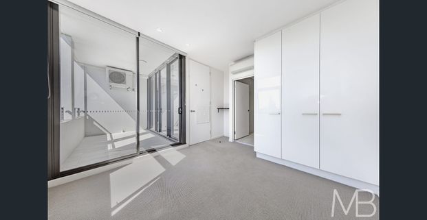 BRIGHT EXECUTIVE APARTMENT IN PRIME RIVERSIDE LOCATION - Photo 1