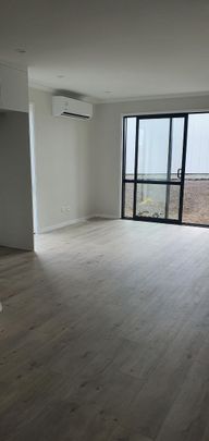 33 Redhills Road, Massey, Auckland - Photo 1