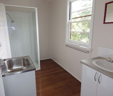 Charming 2 Bedroom, 1 Bathroom Cottage - Photo 6