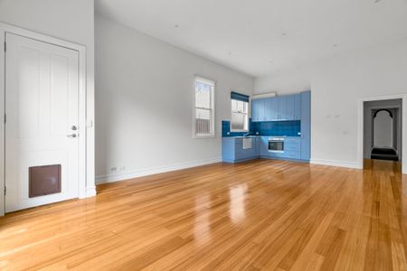 Renovated Victorian House in the Leafy Part of Windsor - Photo 4