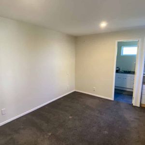 Modern One-Bedroom Flat in Stoke - Photo 2