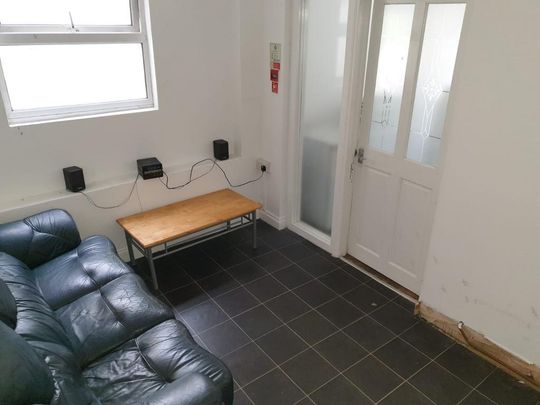 8 bedroom house of multiple occupation to rent - Photo 1