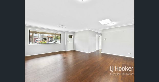 Beautifully Presented 4 Bedroom Family Home With A Swimming Pool - Photo 1