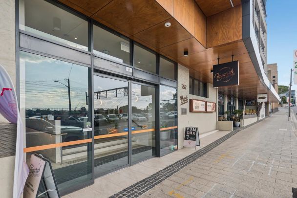 Magnificent Double Brick Apartment In A Boutique Block: High Ceilings, Ground Floor, 7-Minute Walk To Allawah Train, Bus, Cafes, Shops & Schools. - Photo 1