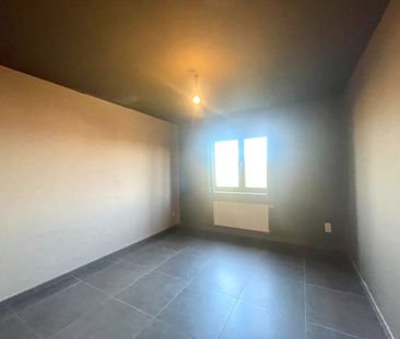 RECENTE HALFOPEN BEBOUWING MET DRIE SLAAPKAMERS EN GARAGE TE HUUR - Photo 3