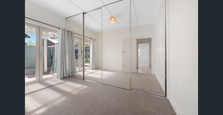 Beautifully renovated 2 Bedroom House with a renovated rear studio with Bathroom & Kitchen - Photo 3