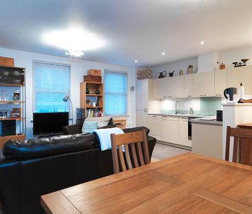 Lewiston Close, Canterbury Hall, KT4 - Photo 2