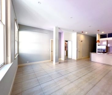 Open the Door to City-Fringe Sophistication - Photo 2