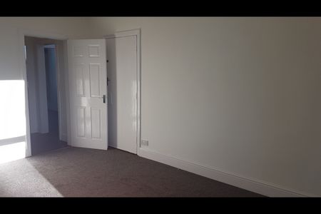2 Bed Flat, Austhorpe Road, LS15 - Photo 3
