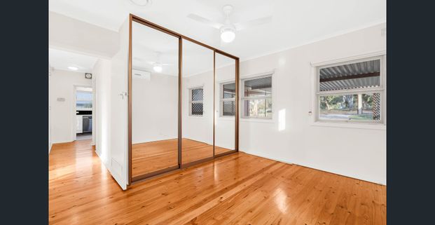 Character Family Home! - Photo 1