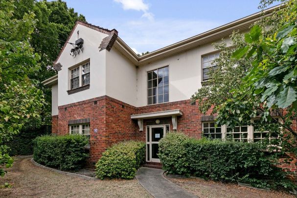 Spacious Ground Floor Period Apartment in Prime Hawthorn Locale - Photo 1