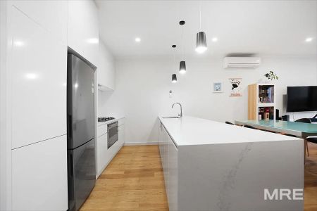 “Luxuriously appointed sophisticated living” - Photo 3