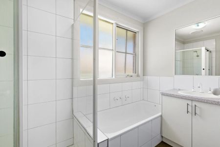 Neat 3-Bedroom Townhouse in a Prime Elsternwick Location - Photo 3