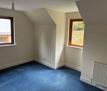 Detached 5 Bedroom Home in much sought after location. - Photo 4