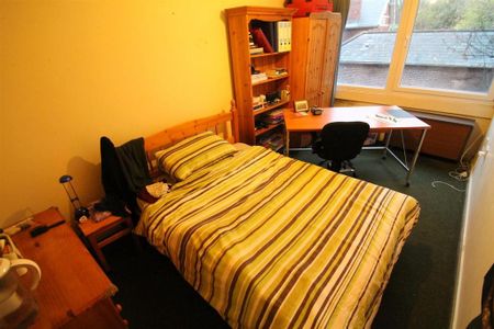 3 bedroom flat to rent - Photo 2