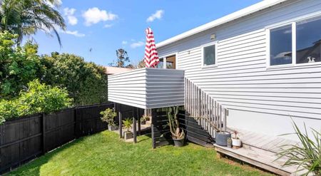 Light, Lifestyle and Location - Rangitoto Coll... - Photo 3