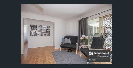 ENTERTAINERS DELIGHT WITH HUGE SPARKLING POOL FOR QLD SUMMER! - Photo 3