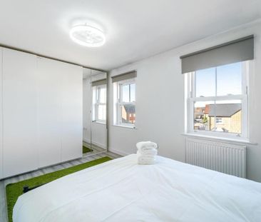 4 bedroom semi-detached house to rent - Photo 5