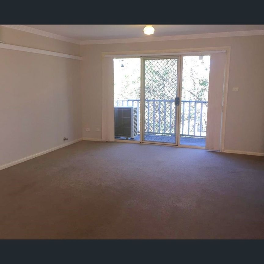 Two Storey Townhouse located in convenient Location! - Photo 1