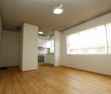 Modern 2 Bedroom Unit in a quiet location - Photo 5