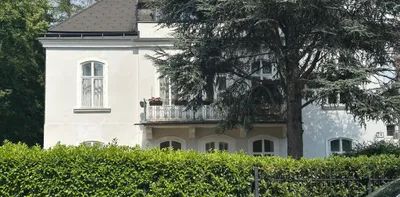 !! 1130 Wien, Speising !! Exklusive 150m2 Altbauwohnung in prachtvoller Villa mit großem Eigengarten und Pool zu vermieten! - Foto 2