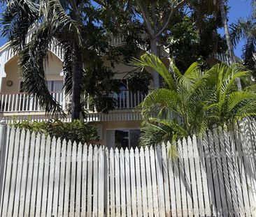 2 BEDROOM TOWNHOUSE IN CENTRAL LOCATION + TRANQUIL COURTYARD - Photo 4