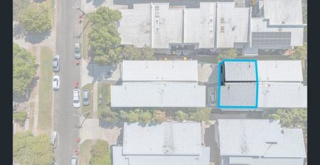 Modern Top-Floor Apartment with Leafy Views - Photo 2