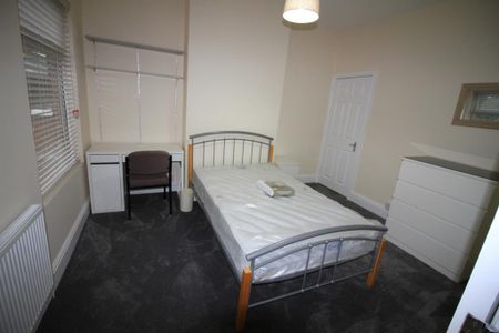 4 bedroom terraced house to rent - Photo 3